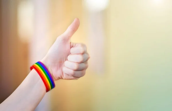 Lgbt Pride Month Con Bracciale Nastro Con Bandiera Arcobaleno Portata — Foto Stock