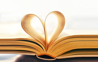 Kalp şeklinde sayfaları olan açık bir kitap. Sevgililer Günü konsepti. Aşkın sembolü 