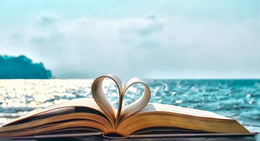 Kalp şeklinde sayfaları olan açık bir kitap. Sevgililer Günü konsepti. Aşkın sembolü 