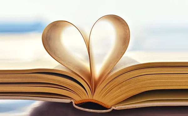 Kalp şeklinde sayfaları olan açık bir kitap. Sevgililer Günü konsepti. Aşkın sembolü 