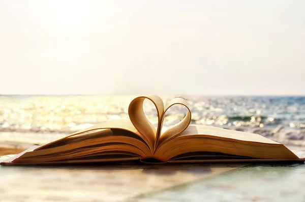 Kalp şeklinde sayfaları olan açık bir kitap. Sevgililer Günü konsepti. Aşkın sembolü 