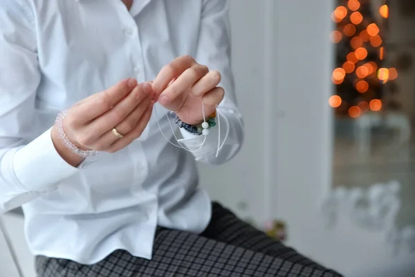 Vrouw Maakt Een Armband Bij Hand — Stockfoto