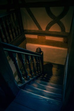 Eski bir ev ahşap adımlardan iç yakalama