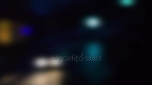 Feux de la ville et circulation rapide la nuit brouillée 