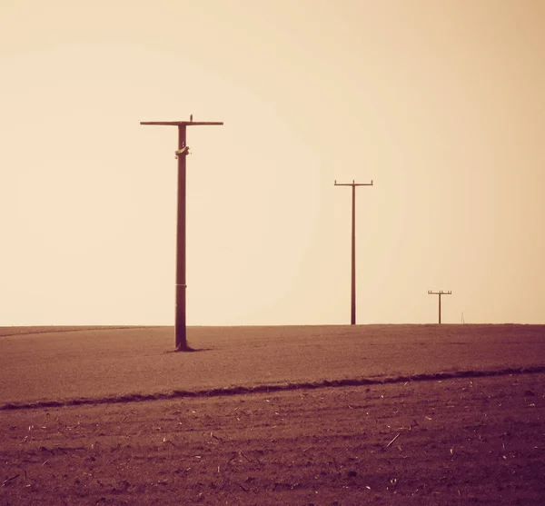 Pylônes d'électricité sur le terrain — Photo