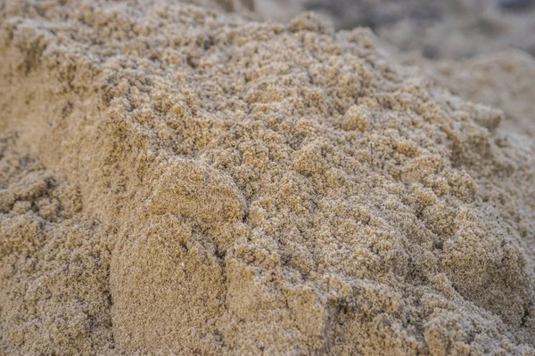 Коричневая куча песка для строительства — стоковое фото