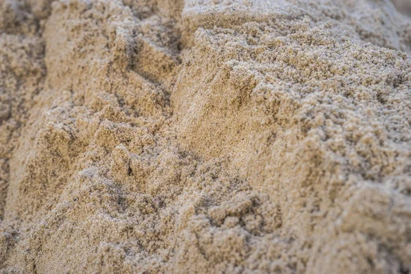 Коричневая куча песка для строительства или детского сада — стоковое фото