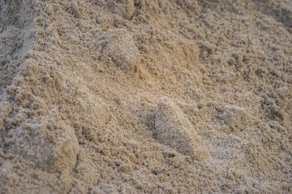 Коричневая куча песка для строительства или детского сада — стоковое фото
