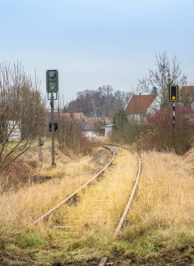 Bir köyün önünde büyümüş ve terk edilmiş raylar