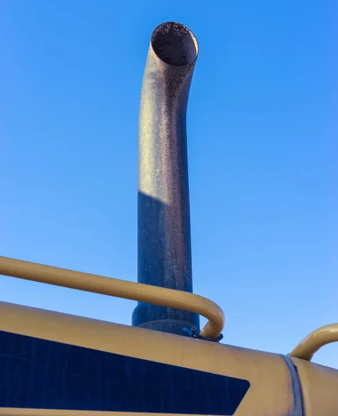 Branschen maskin smutsiga avgaser detaljer framför blå himmel — Stockfoto