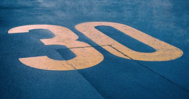 Yazdırılan bölge 30 fark yavaş trafik için sokakta