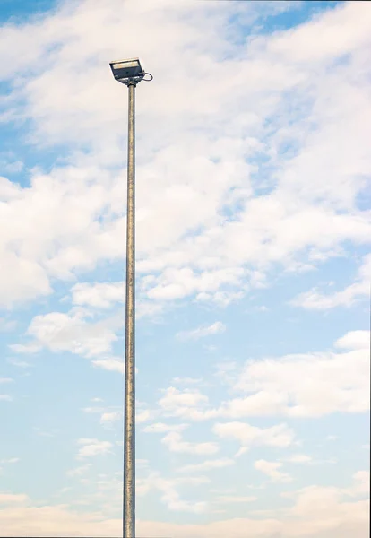 Вулична лампа перед блакитним хмарним небом — стокове фото