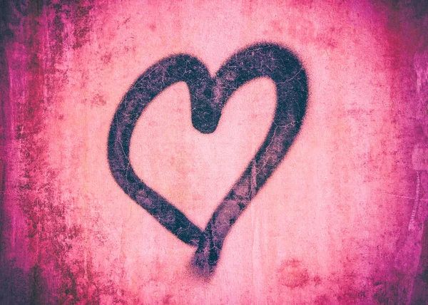 Coeur pulvérisé sur un fond mural rose — Photo