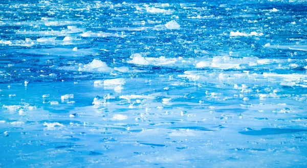 Blauwe bevroren rivier met kleine floes — Stockfoto