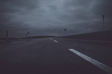 Gece düşük açılı sokak görünümü