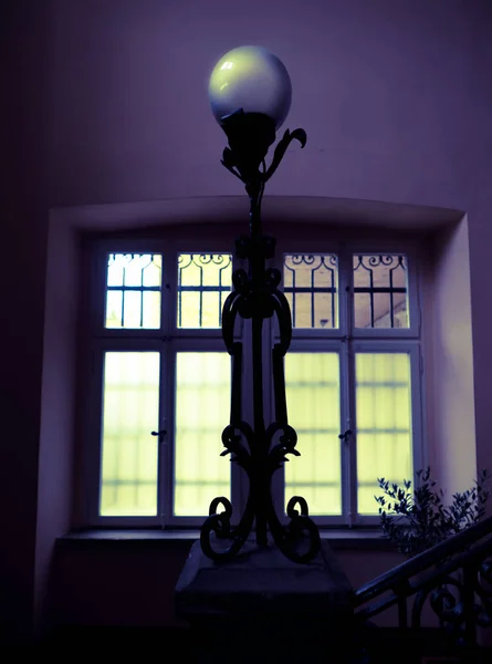 Lámpara antigua interior de un edificio antiguo — Foto de Stock