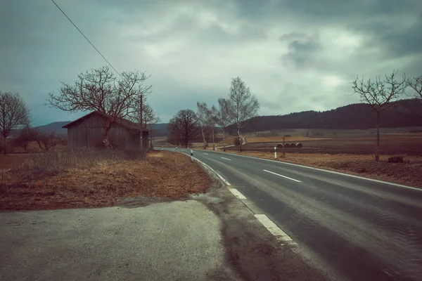 Landschaft mit alter Scheune und Feldweg — Stockfoto