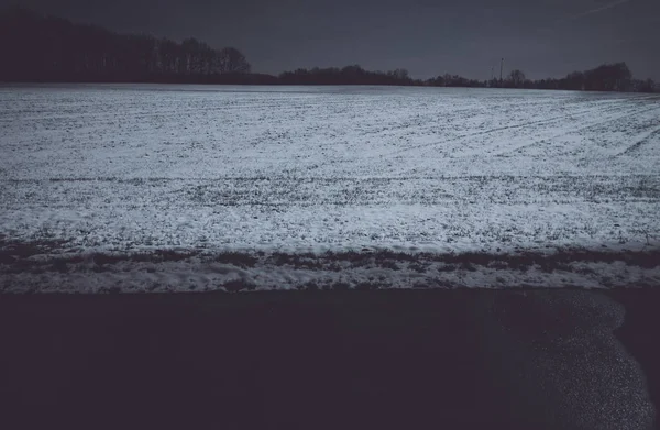 Ländliche und schneebedeckte Landschaft in Schwarz-Weiß — Stockfoto