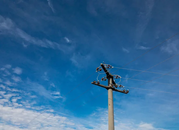 Power pylon framför en blå himmel — Stockfoto