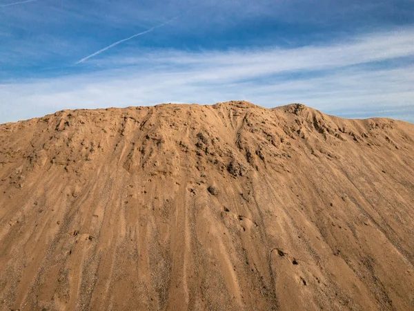 Куча песка перед голубым небом — стоковое фото