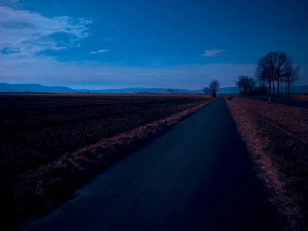 Scène rurale d'une piste cyclable la nuit — Photo