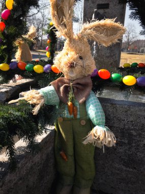 Easter bunny Paskalya çeşme önünde