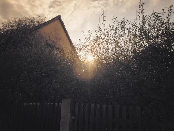 Verborgen huis en de rijzende zon — Stockfoto