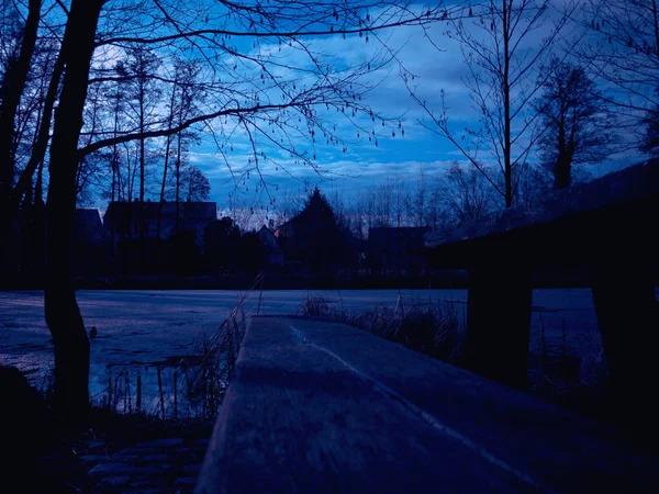 Blick auf den zugefrorenen See in der Abenddämmerung — Stockfoto
