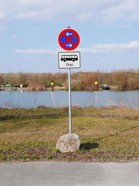 Hiçbir Park trafik işareti önünde bir nehir — Stok fotoğraf