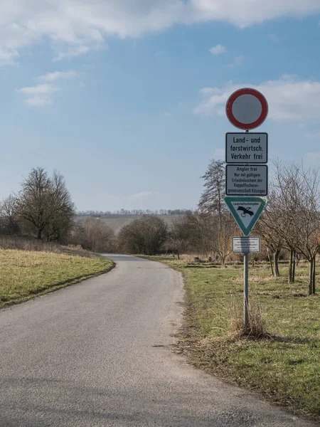 Pequeña carretera rural con señales de tráfico alemanas — Foto de Stock