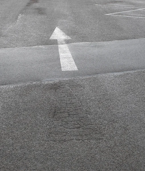 Pijl teken afgedrukt op het asfalt — Stockfoto