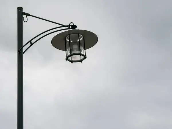 De straat lamp ijzer in de stad — Stockfoto