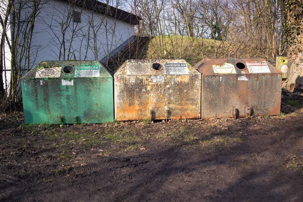 三个生锈和风化的旧铁垃圾箱 — 图库照片
