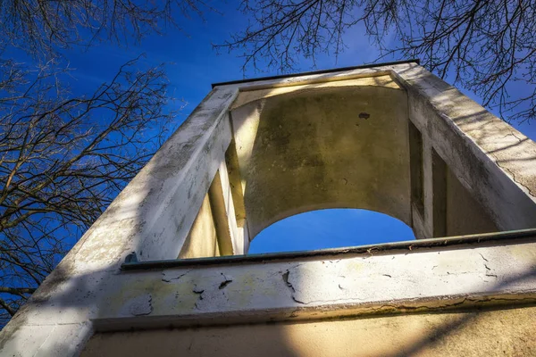 Vista de ángulo bajo a una torre de piedra religiosa — Foto de Stock