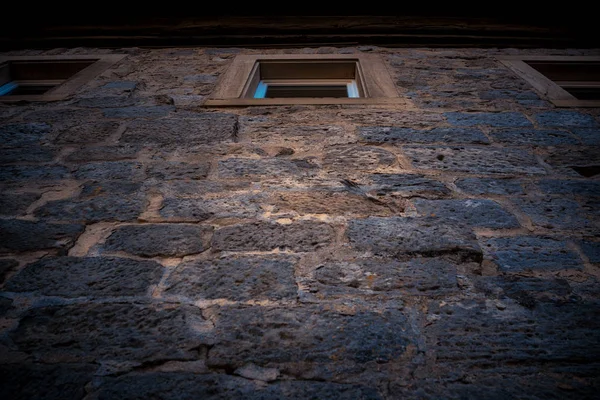 Vue à angle bas jusqu'à un vieux mur jusqu'à une fenêtre — Photo