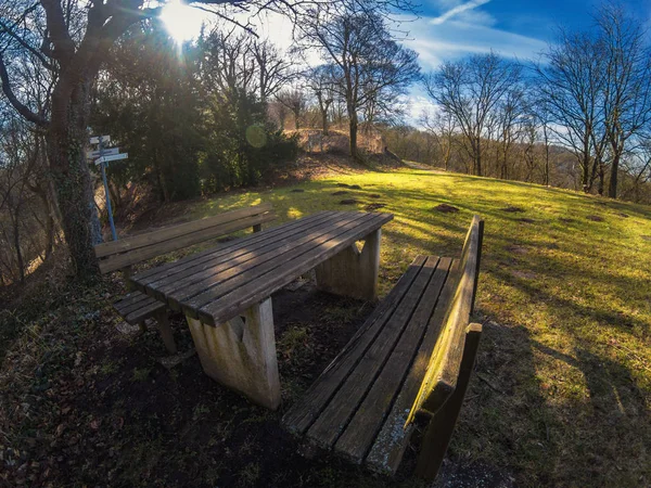 Parkbank und Tisch zur Entspannung beim Wandern — Stockfoto