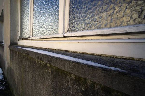 Vista de la fachada de la ventana envejecida con nieve — Foto de Stock