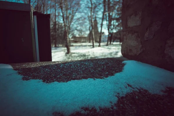 Verschwommener Blick in den Park mit Schnee an der Wand — Stockfoto