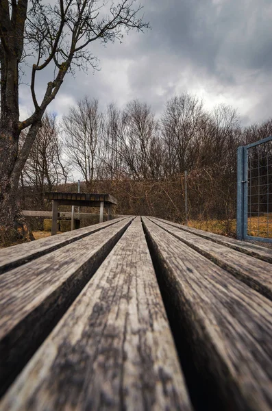 Lage hoek uitzicht vanaf een houten bankje — Stockfoto