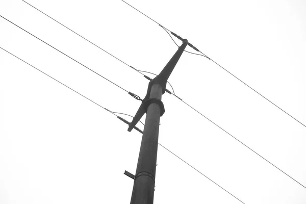 Elektricitet pylon isolerad på vit bakgrund — Stockfoto