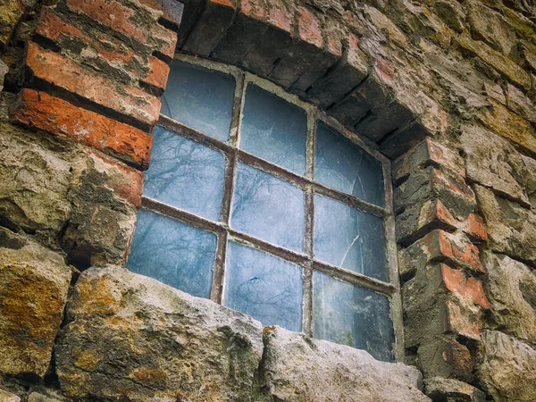 Ancienne fenêtre vue à angle bas — Photo