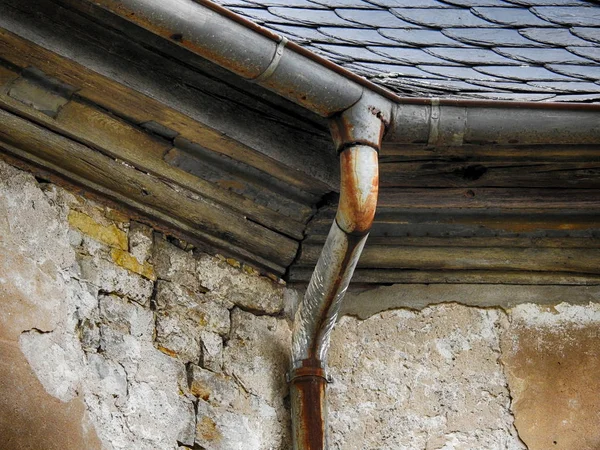 Canalón oxidado delante de una vieja fachada — Foto de Stock