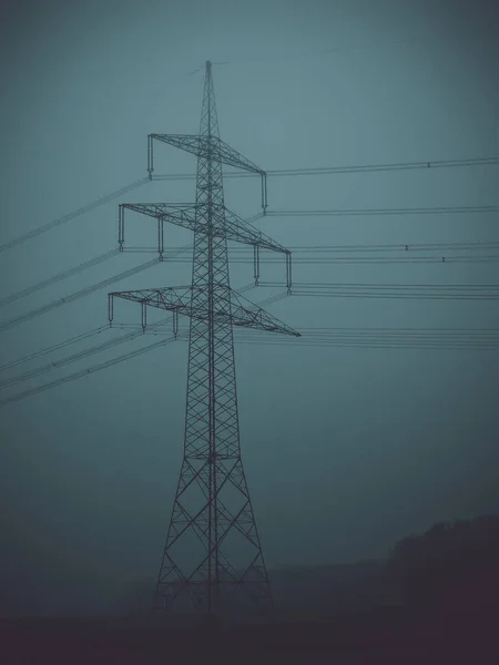 Grand pylône de puissance la nuit — Photo