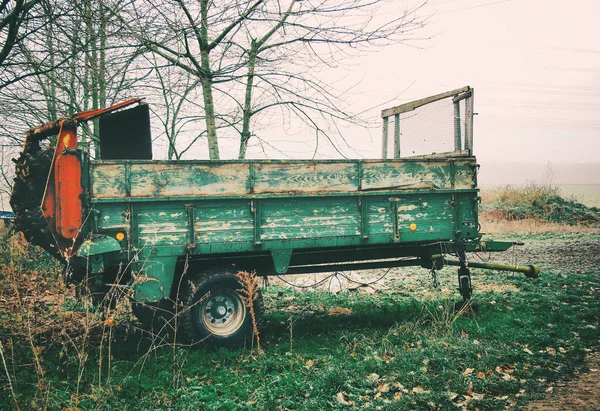 Starý zelený tahač — Stock fotografie