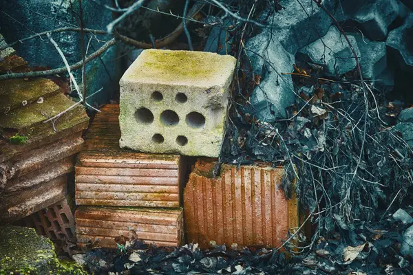 Material de construcción de piedra no utilizado y abandonado en el sotobosque — Foto de Stock