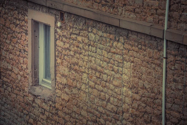 旧砂岩立面的小窗户 — 图库照片