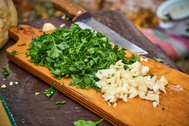 Doğada ince doğranmış sarımsak ve maydanoz.