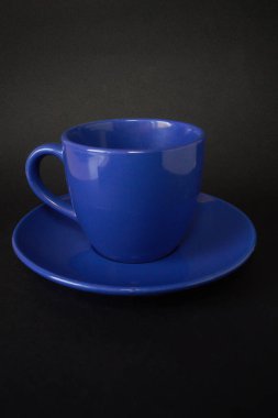 Uçan daireyle mavi kahve fincanı