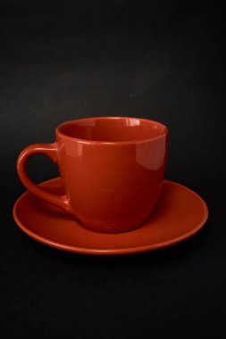 Uçan daireyle kırmızı kahve fincanı