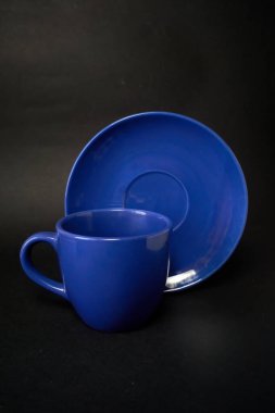 Uçan daireyle mavi kahve fincanı